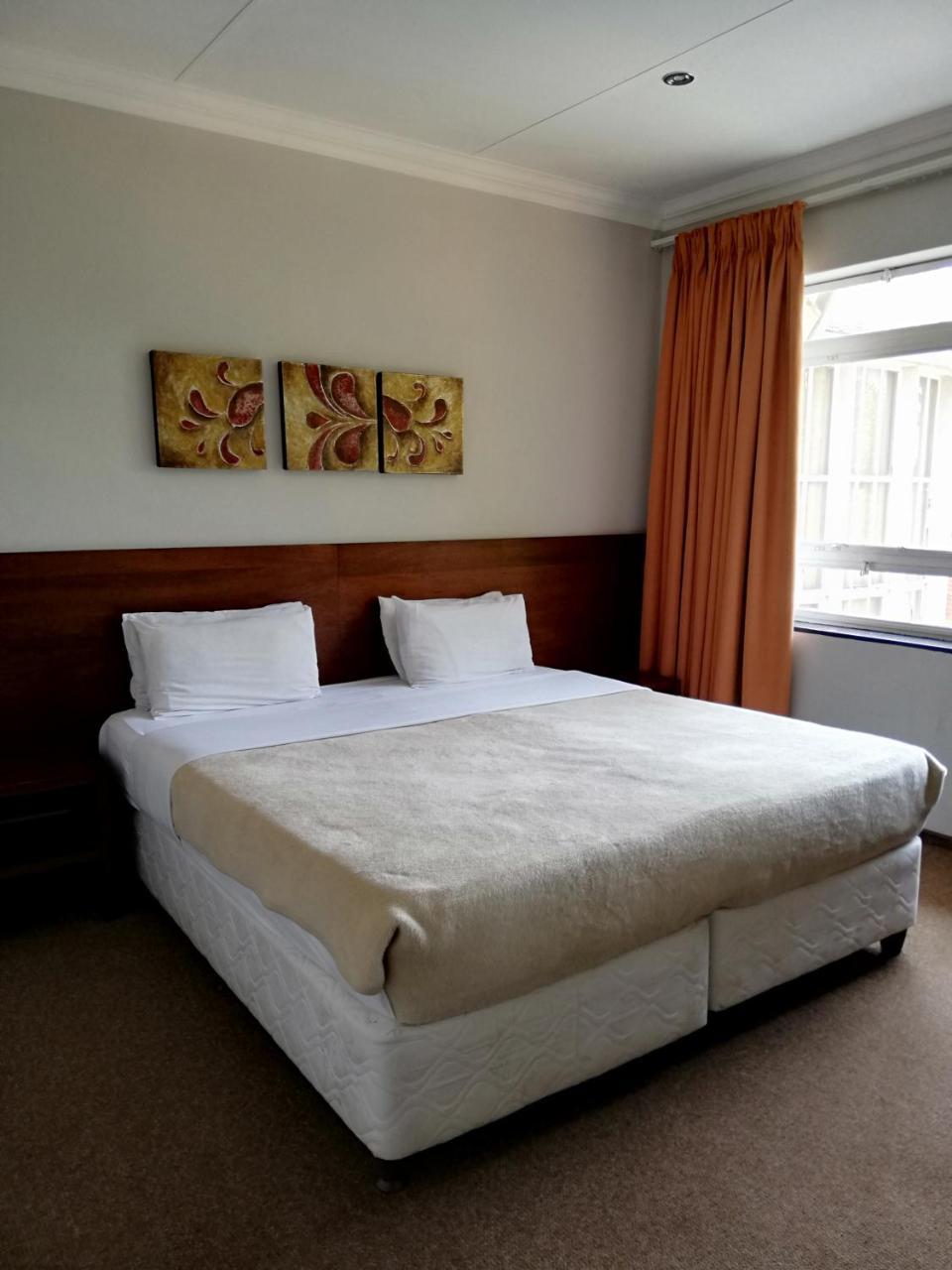 The Shakespeare Inn Vanderbijlpark Dış mekan fotoğraf