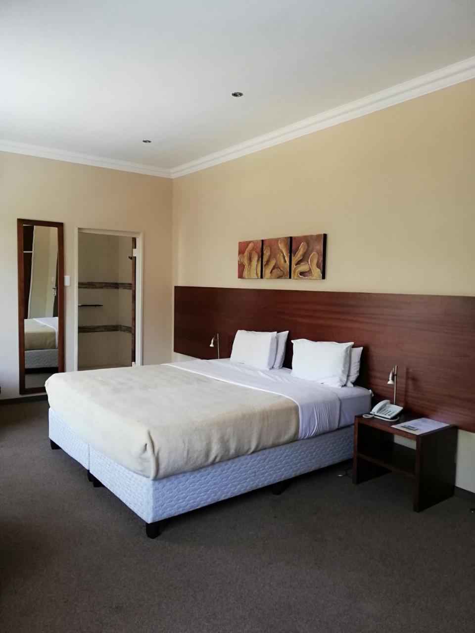 The Shakespeare Inn Vanderbijlpark Dış mekan fotoğraf